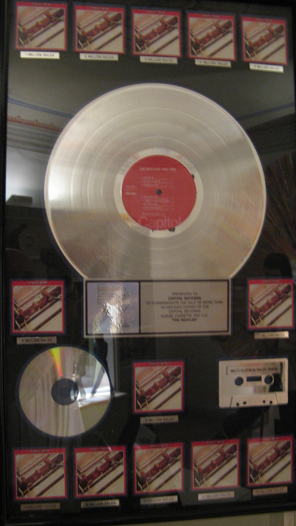 n_11- Disco di platino per la vendita di oltre 13 milioni di copie dell'album dei Beatles 'The Beatles 1962-1966'.jpg
